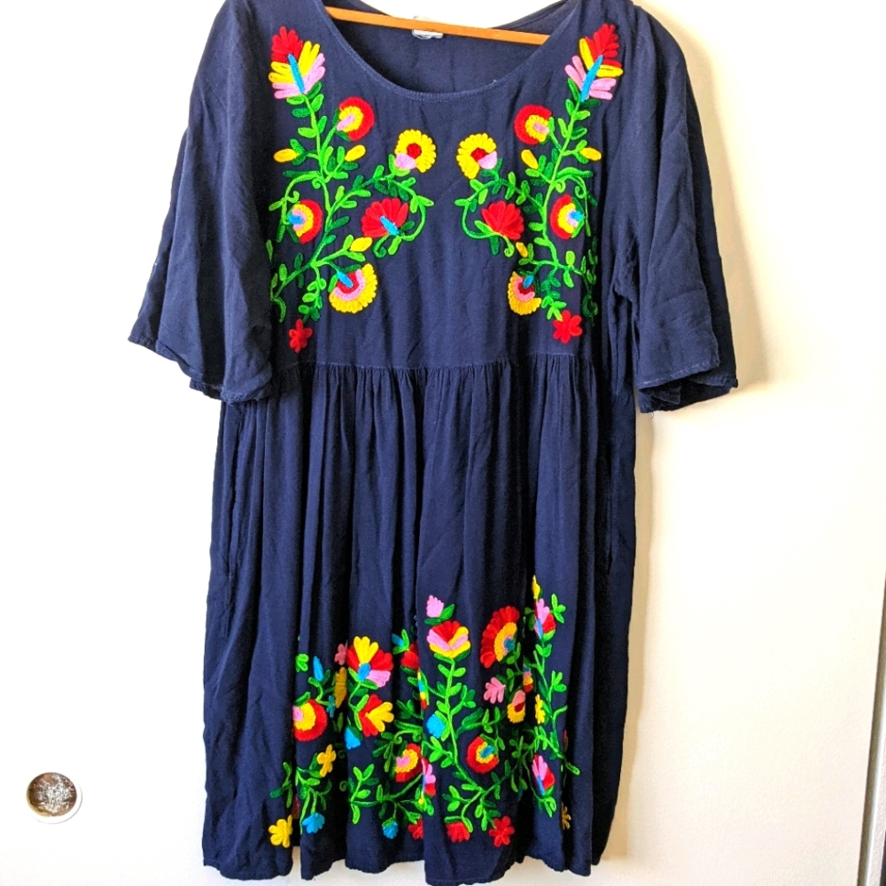 Rayon crepe short dress w/ multicolored embroidery